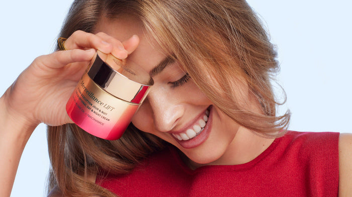 femme radieuse tenant le soin d'exception jour & nuit Merveillance Lift